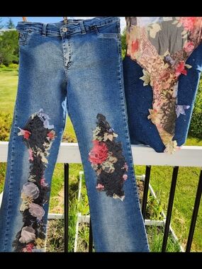 Women's Straight Leg Embroidered Blue Jeans with Floral Appliqué